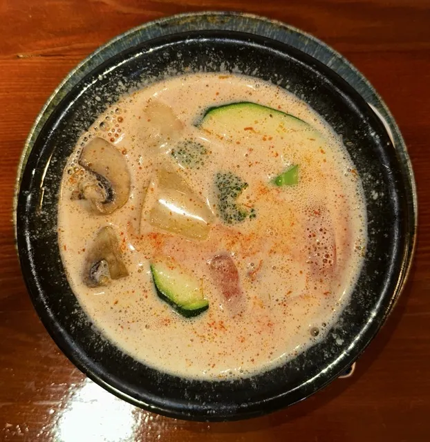 Kokossuppe mit Hühnerfleisch und Gemüse