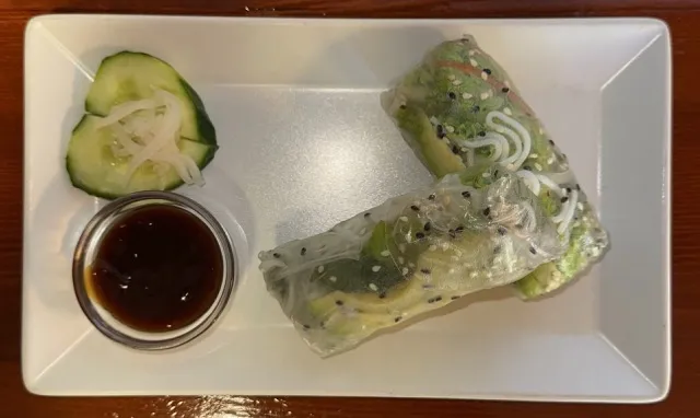 Vegetarische Sommerrollen mit Avocado