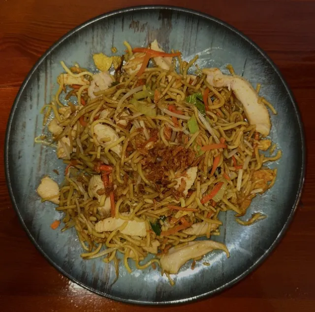 Gebratene Nudeln mit Hühnerfleisch 