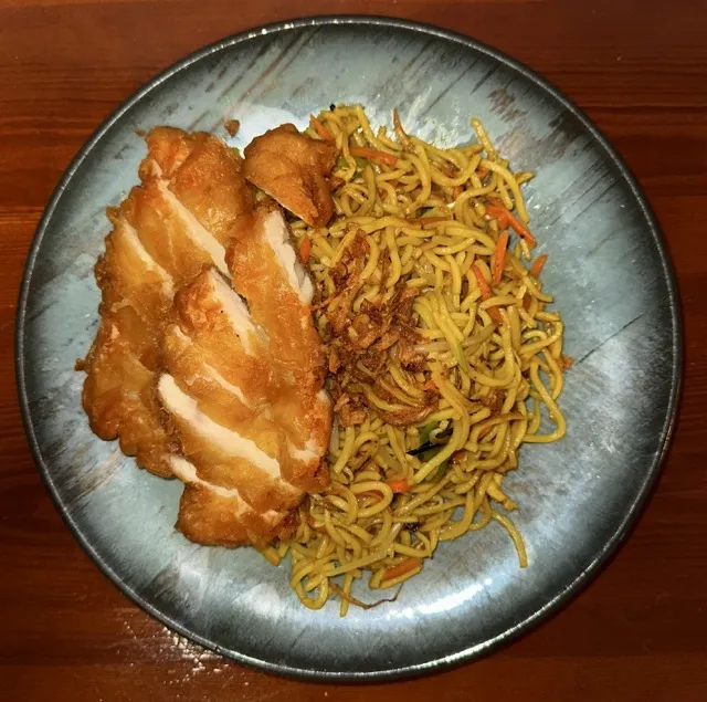 Gebratene Nudeln mit knusprigen Hühnerfleisch