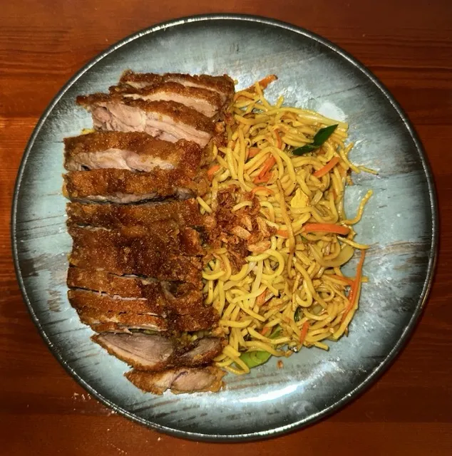 Gebratene Nudeln mit knuspriger Ente