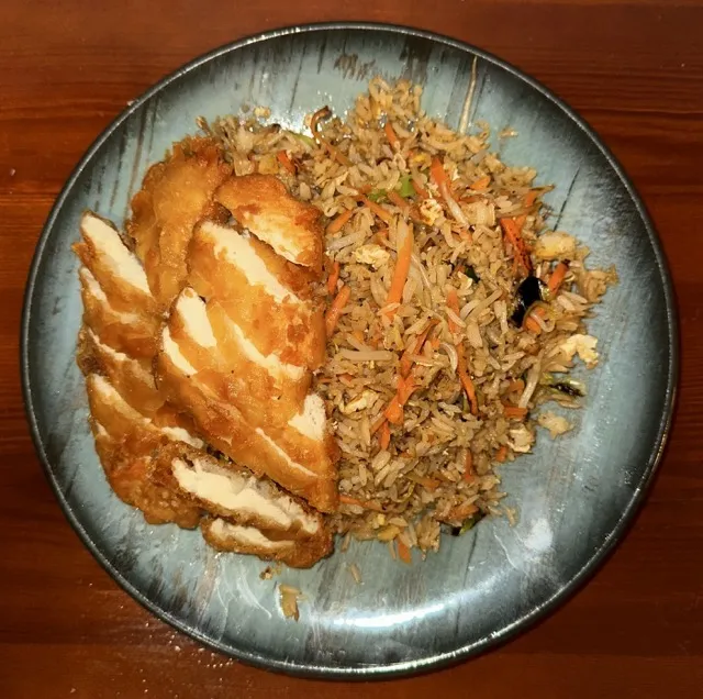 Gebratener Reis mit knusprigen Hühnerfleisch