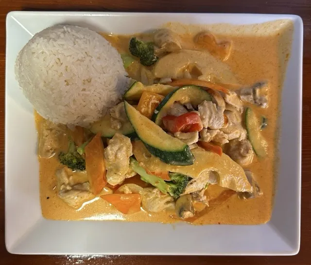 Rotes Curry mit Hühnerfleisch