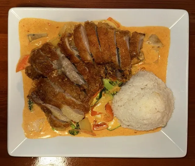 Rotes Curry mit knuspriger Ente