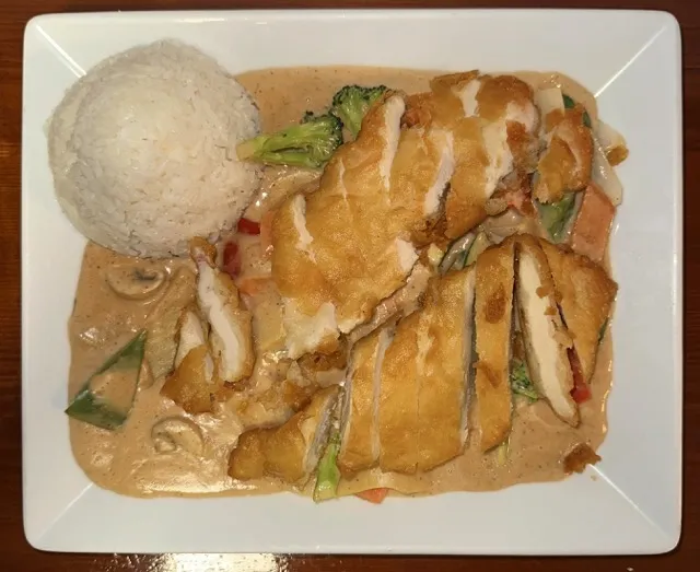 Erdnuss-Soße mit knusprigen Hühnerfleisch