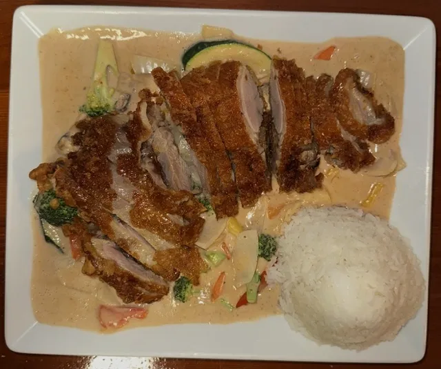 Erdnuss-Soße mit knuspriger Ente