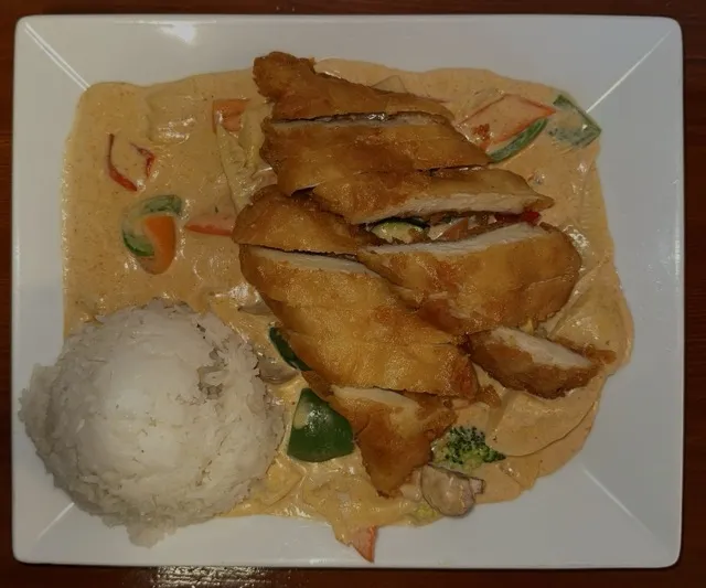 Sate-Spicy-Soße mit knusprigen Hühnerfleisch