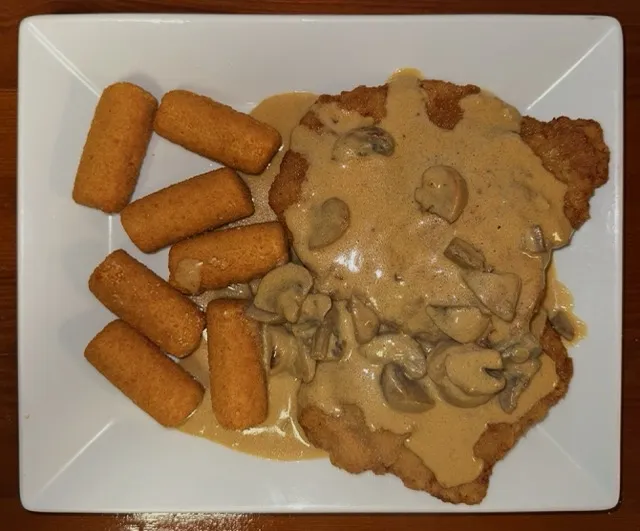 Schweineschnitzel mit Champignonrahmsoße