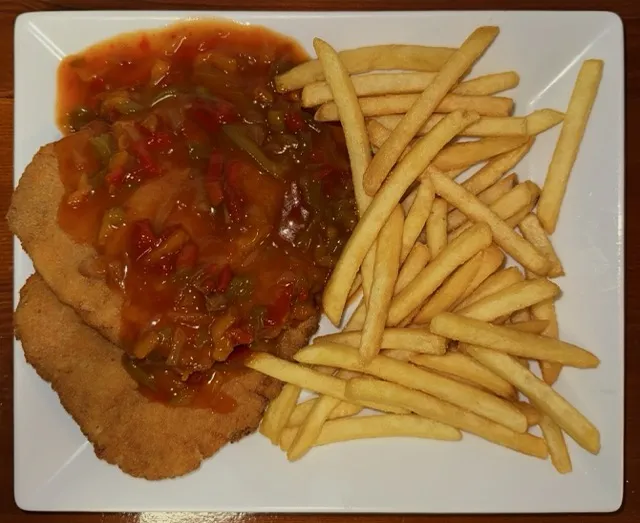 Schweineschnitzel mit pikanter Paprikasoße