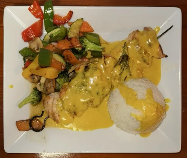 Hänchenspieß mit gelber Curry-Soße