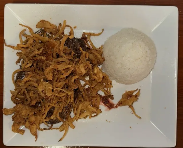 Gegrillte Rinderleber mit Röstzwiebeln