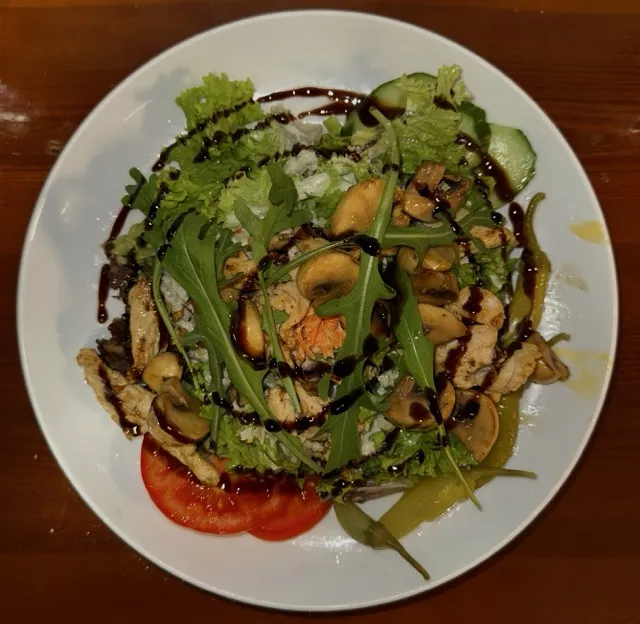 Großer Salatteller mit Putenstreifen