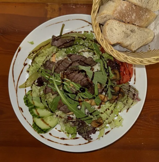 Großer Salatteller mit Rindfleisch