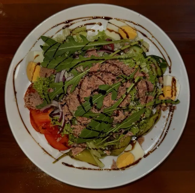 Großer Salatteller mit Thunfisch